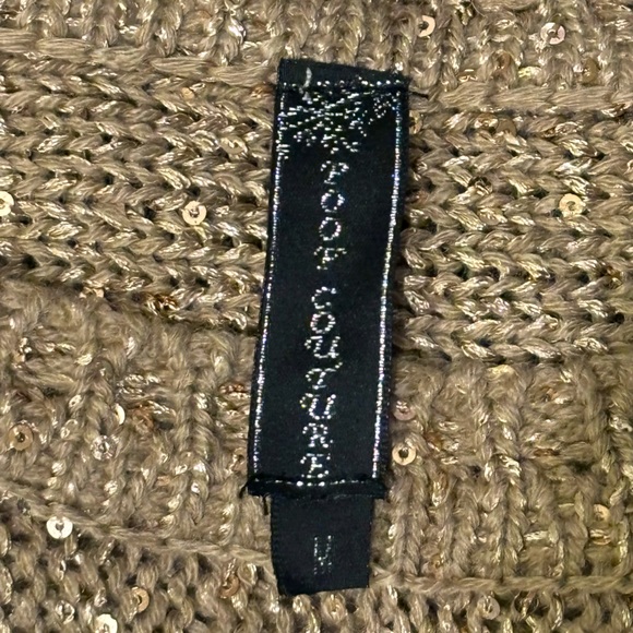 Gold sweater, size M, gently worn. - Picture 6 of 7